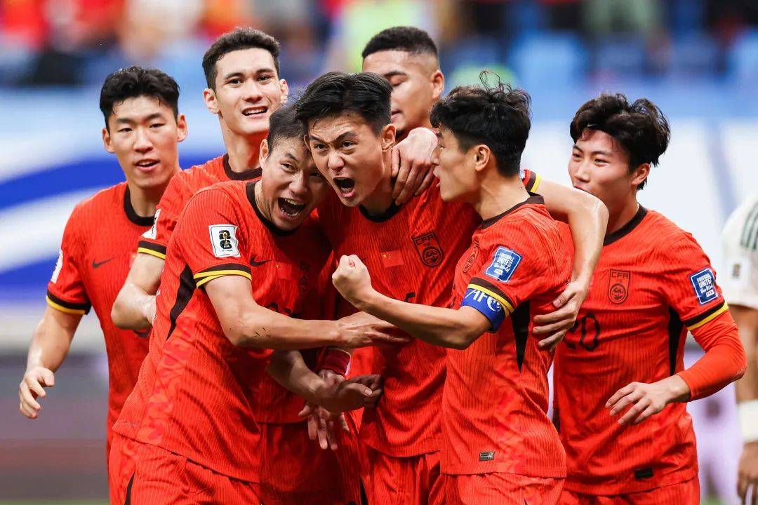 中国足球队伍国际比赛经验持续积累，战绩逐步提升